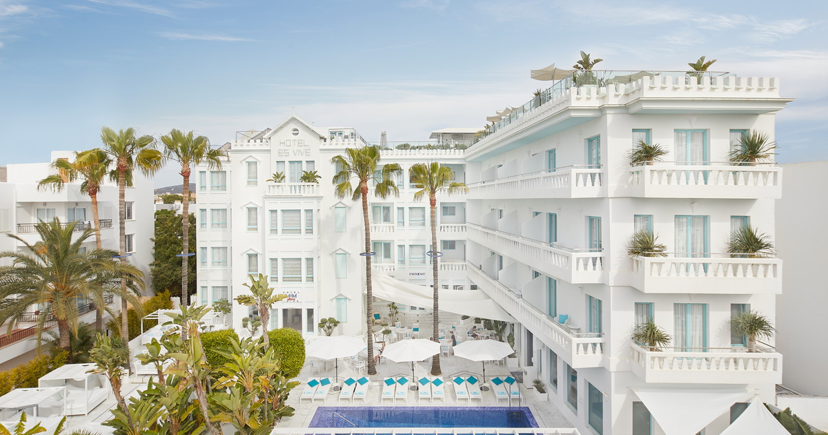Piscina y edificio del Hotel MiM Ibiza