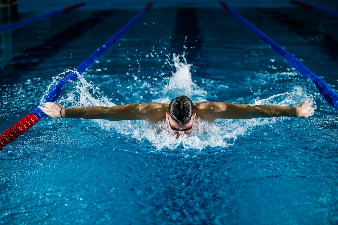 Nadador entrenando en una piscina